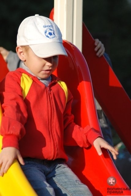 У Луцьку – новий дитячий майданчик. ФОТО